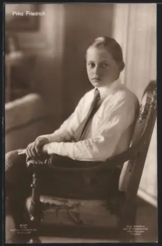 AK Prinz Friedrich, Sohn des Kronprinzen von Preussen, auf einem Stuhl sitzend