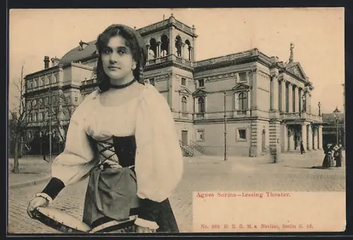 AK Schauspielerin Agnes Sorma vor dem Lessing-Theater
