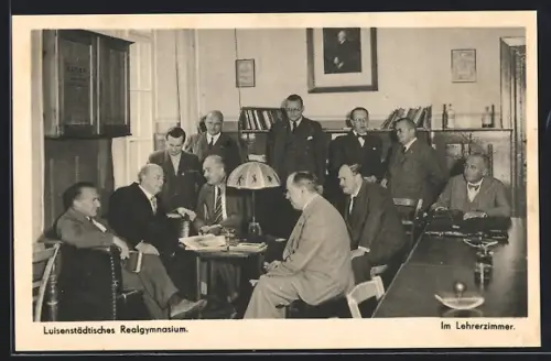 AK Berlin, Luisenstädtisches Realgymnasium, Sebastianstrasse 26, Lehrerzimmer, Lehrerversammlung