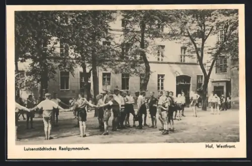 AK Berlin, Luisenstädtisches Realgymnasium, Sebastianstrasse 26, Hof, Westfront, Schüler während der Hofpause