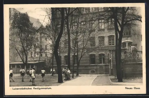 AK Berlin, Luisenstädtisches Realgymnasium, Sebastianstrasse 26, Neues Haus, Schüler auf dem Hof