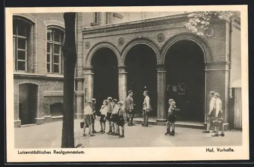 AK Berlin, Luisenstädtisches Realgymnasium, Sebastianstrasse 26, Hof, Vorhalle