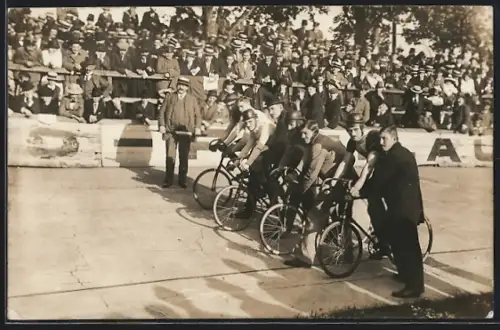 Foto-AK Berlin-Treptow, Radrennbahn Treptower Park, Radfahrer vor dem Rennen