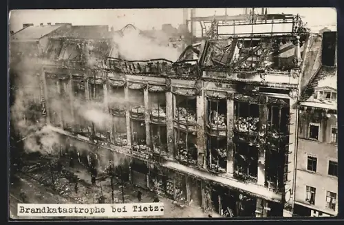 AK Berlin, Brand bei Tietz in der Chausseestrasse