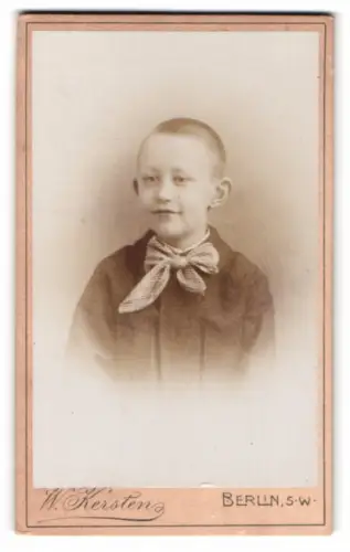 Fotografie W. Kersten, Berlin, Krausenstrasse 35, Porträt eines Jungen