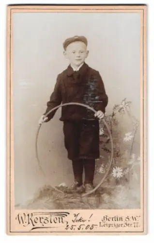 Fotografie W. Kersten, Berlin, Leipziger Str. 77, Junge mit Reifen 1905