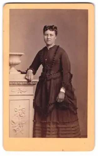 Fotografie L. Belitski, Nordhausen, Dame in elegantem Kleid