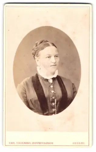 Fotografie Emil Tiedemann, Dessau, Alerdsche Str. 4, Porträt einer Frau