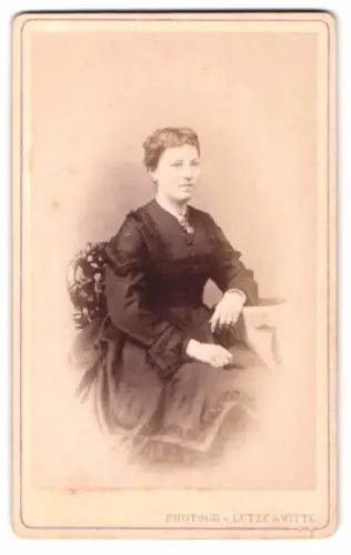 Fotografie Lutze & Witte, Magdeburg, Breite Weg, Sitzende Dame