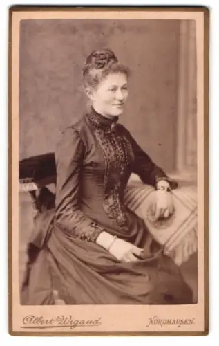 Fotografie Albert Wigand, Nordhausen, Morgenröthe 13, Dame im eleganten Kleid