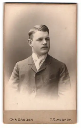 Fotografie Chr. Jaeger, M. Gladbach, Brefelderstr. 117, Porträt eines jungen Mannes