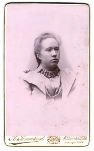 Fotografie Rudolf Sammland, Kristianstad, Fisktorget 222A, Porträt einer eleganten Frau