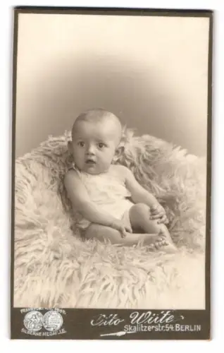 Fotografie Otto Witte, Berlin, Skalitzer Strasse 54, Porträt eines Kleinkinds