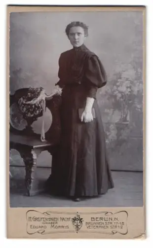 Fotografie M. Greifenhagen Nachf., Berlin, Brunnen Str. 17-18, Elegante Dame mit Buch