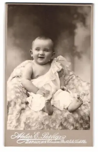 Fotografie Atelier E. Postlep, Berlin, Chausseestrasse 12, Porträt eines sitzenden Kleinkinds