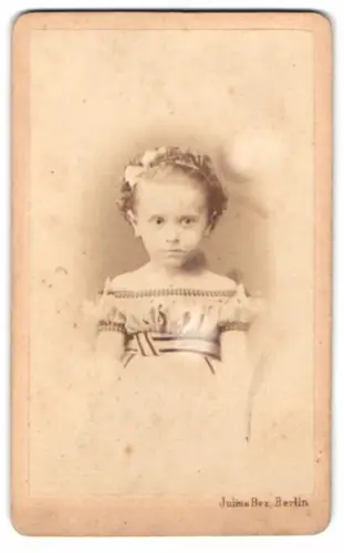 Fotografie Julius Bez, Berlin, Weinbergsweg 4, Porträt eines kleinen Mädchens