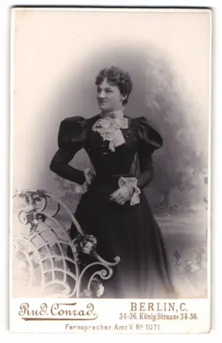 Fotografie Rud. Conrad, Berlin, Königstrasse 34-36, Frau im eleganten Kleid