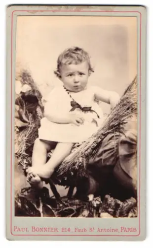 Fotografie Paul Bonnier, Paris, Faub St Antoine 214, Kleinkind in hellem Kleid