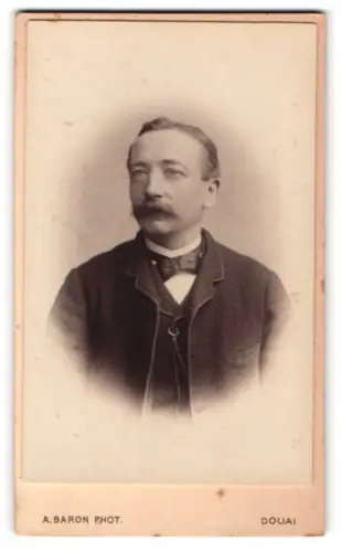 Fotografie Albert Baron, Douai, Rue de Bellain 34, Porträt eines eleganten Herren