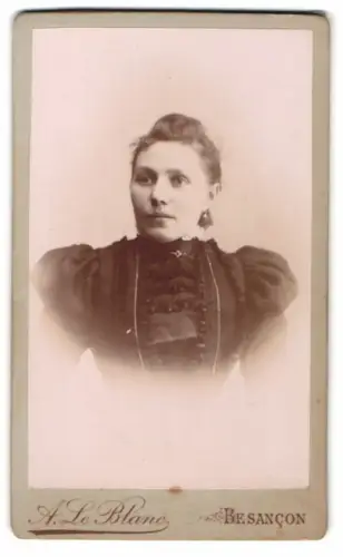 Fotografie A. Le Blanc, Besancon, Porträt einer Frau mit elegantem Kleid