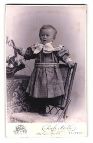 Fotografie Rich. Huth, Bautzen, Gickelsberg & Schülergasse, Portrait eines Kindes auf einem Stuhl