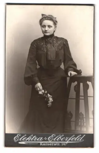 Fotografie Elektra, Elberfeld, Kaiserstr. 14, Dame mit Blumenstrauss