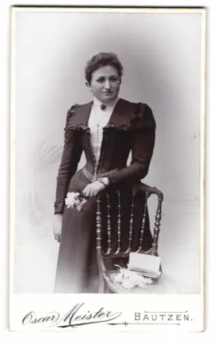 Fotografie Oscar Meister, Bautzen, Seminarstrasse 6, Frau im eleganten Kleid