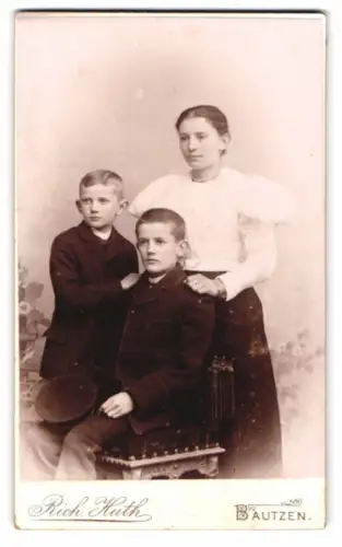 Fotografie Rich. Huth, Bautzen, Gickelsberg & Schülergasse, Frau mit zwei Jungen im Atelier