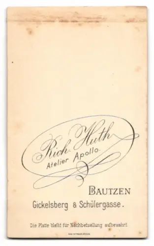 Fotografie Rich. Huth, Bautzen, Gickelsberg & Schülergasse, Frau mit zwei Jungen im Atelier