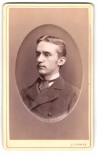 Fotografie J. Tomás, Prag, St. Wenzels-Platz, Porträt eines jungen Mannes