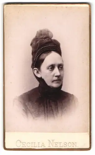 Fotografie Cecilia Nelson, Malmö, Södra Förstadsgatan 36, Frauenporträt in edler Kleidung