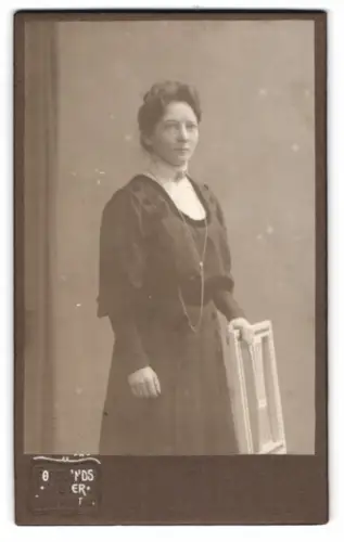 Fotografie Forslunds Atelier, Kristianstad, Frau mit Holzstuhl im Atelier