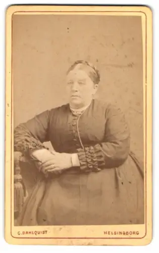 Fotografie C. Dahlquist, Helsingborg, Würdevolle Frau in dunklem Kleid
