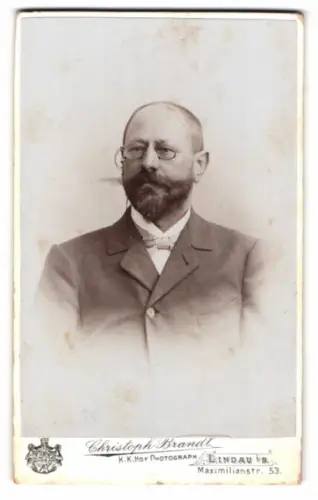 Fotografie Christoph Brandt, Lindau, Maximilianstr. 53, Porträt eines Mannes mit Brille