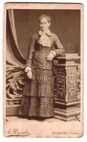 Fotografie Anton Ressler, Neuburg an der Donau, Bahnhofstrasse, Dame im eleganten Kleid