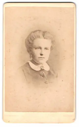 Fotografie Otto Reitmayer, München, Kaufinger-Strasse 9, Porträt einer jungen Frau