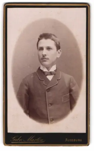 Fotografie Gebr. Martin, Augsburg, Bahnhofstrasse, Eleganter junger Mann mit Fliege