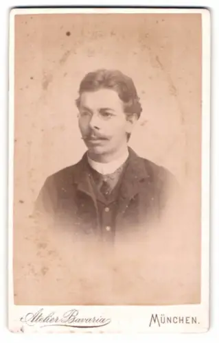 Fotografie Atelier Bavaria, München, Sendlingerstrasse 59, Porträt eines Mannes mit Brille und Schnurrbart
