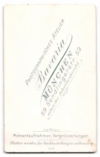 Fotografie Atelier Bavaria, München, Sendlingerstrasse 59, Porträt eines Mannes mit Brille und Schnurrbart