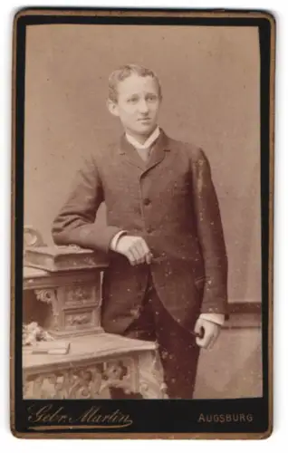 Fotografie Gebrüder Martin, Augsburg, Bahnhofstrasse, Junger Mann in Anzug