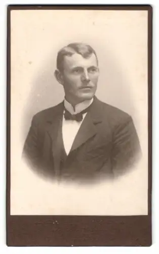 Fotografie Hantsche, Dillingen a. D., Donaustrasse 42, Porträt eines Mannes im Anzug