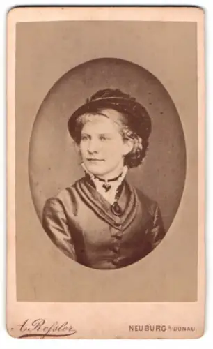 Fotografie Anton Ressler, Neuburg an der Donau, Bahnhofstrasse, Porträt einer Dame mit Hut