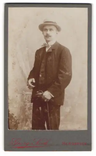 Fotografie Georg Koch, Hersbruck, Eleganter Herr mit Hut