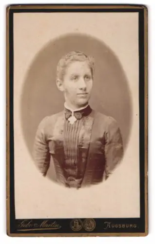 Fotografie Gebr. Martin, Augsburg, Bahnhofstrasse, Porträt einer eleganten Dame