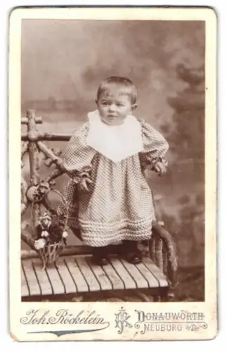 Fotografie Joh. Röckelin, Donauwörth, Kind in gepunktetem Kleid