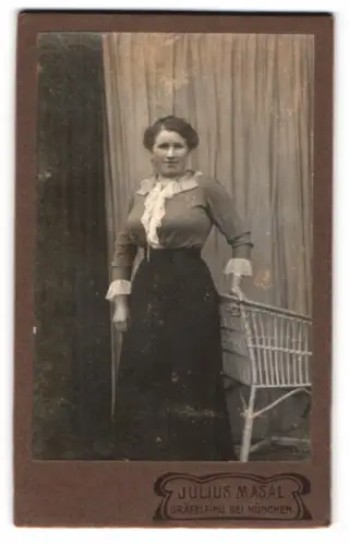 Fotografie Julius Masal, Gräfelfing bei München, Frau neben einer Bank stehend