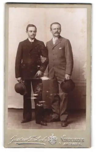 Fotografie Gustav Frölich, Nördlingen, Am Graben, Zwei Herren in Anzügen Arm in Arm