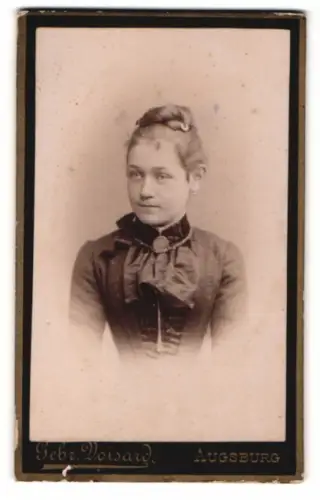 Fotografie Gebr. Voisard, Augsburg, Fuggerstr. & Grottenau, Porträt einer jungen Dame