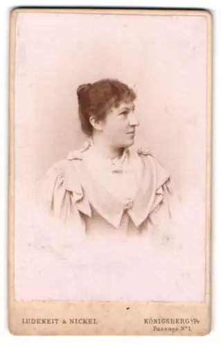 Fotografie Ludeneit & Nickel, Königsberg, Passage No. 1, Porträt einer Frau im Profil