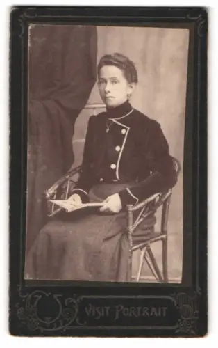 Fotografie unbekannter Fotograf und Ort, Dame im eleganten Kleid